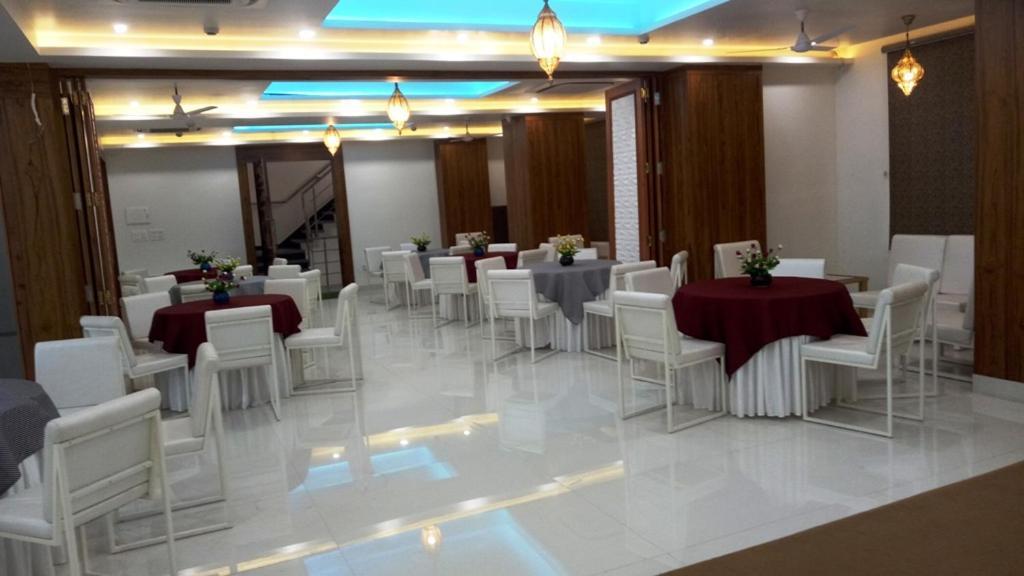 Alankrita Suites & Party Halls Meerut Buitenkant foto
