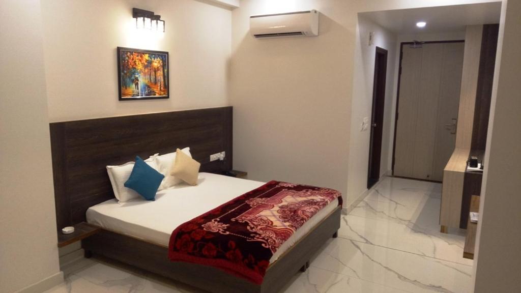 Alankrita Suites & Party Halls Meerut Buitenkant foto